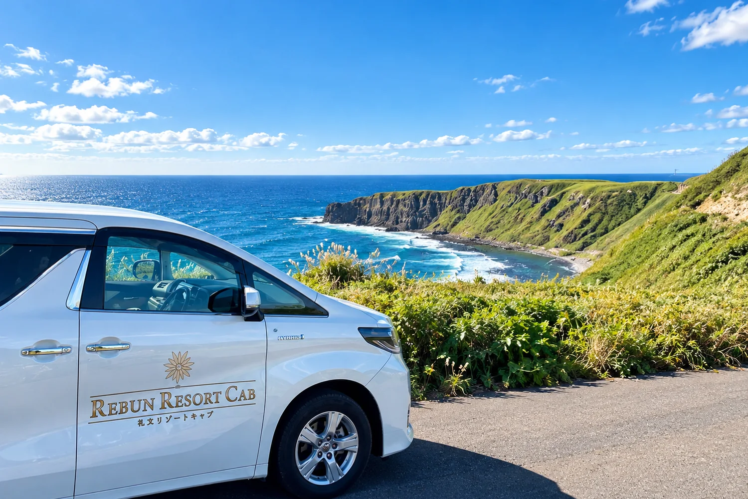 礼文島の海を望む道に停まる礼文リゾートキャブの車両